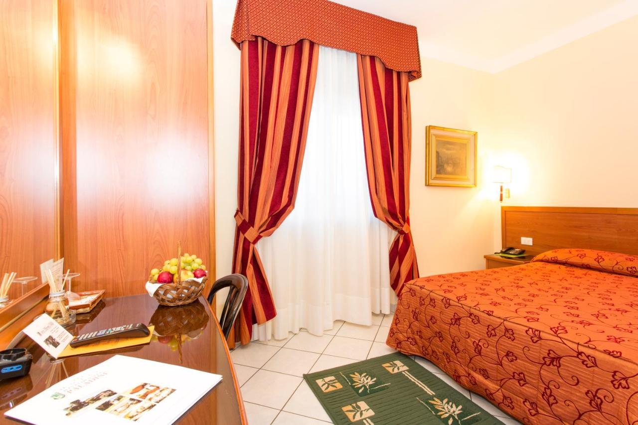 Hotel Ristorante Paladini Carisio Exteriör bild